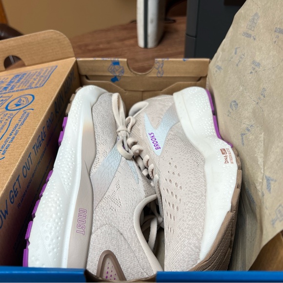 Brooks Shoes - Brooks Ghost 16.  Size 8.5